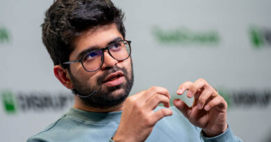 Navegador Comet da Perplexity grátis; Max ganha assistente 5 Aravind Srinivas, CEO da Perplexity, durante o TechCrunch Disrupt; anúncio do navegador Comet e assistente em segundo plano
