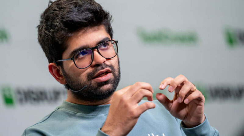 Aravind Srinivas, CEO da Perplexity, durante o TechCrunch Disrupt; anúncio do navegador Comet e assistente em segundo plano