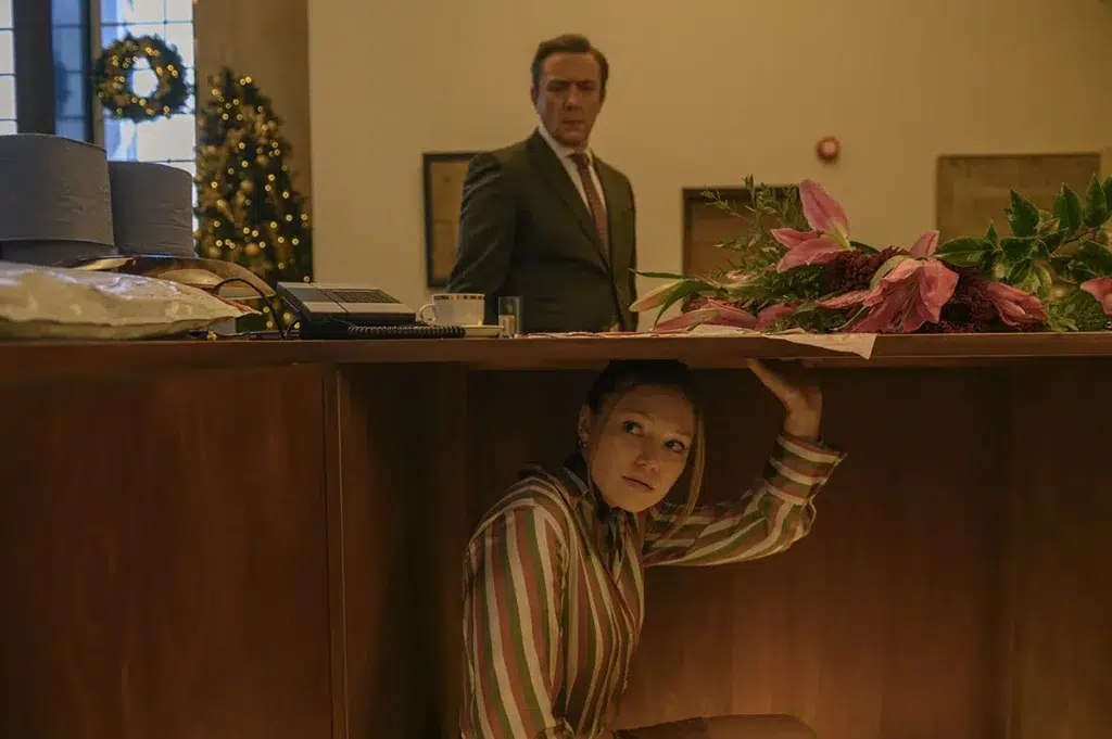 Cena de Jingle Bell Heist: Olivia Holt e Connor Swindells em loja de departamentos londrina