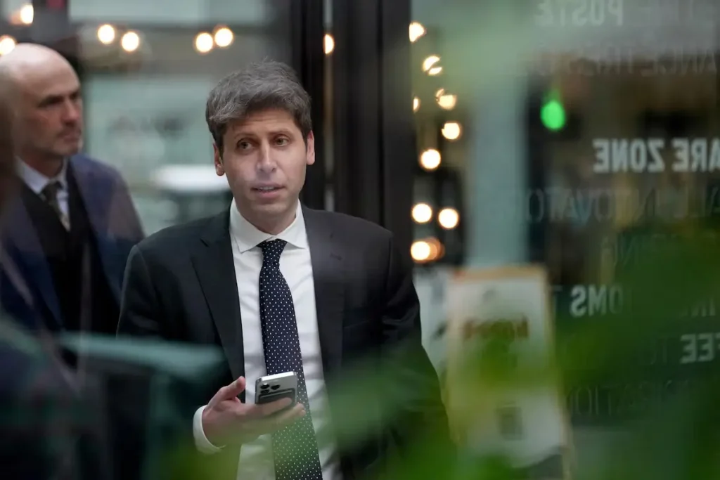 OpenAI Sora dá controle a direitos e testa monetização 4 OpenAI's Sam Altman attends an event in Paris