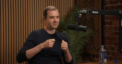 Andrej Karpathy em podcast: agentes de IA, vibe coding e autonomia; crítica a limitações de aprendizado e multimodalidade