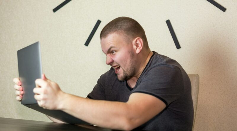 sinais para trocar notebook velho, bateria fraca e superaquecimento (Foto de Bermix Studio na Unsplash)