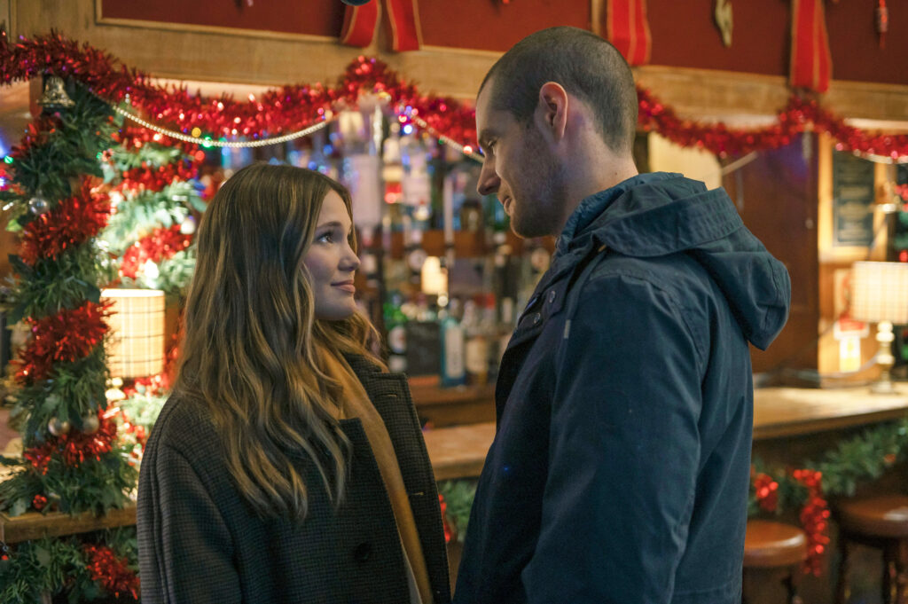 Elenco principal de Jingle Bell Heist da Netflix em foto promocional