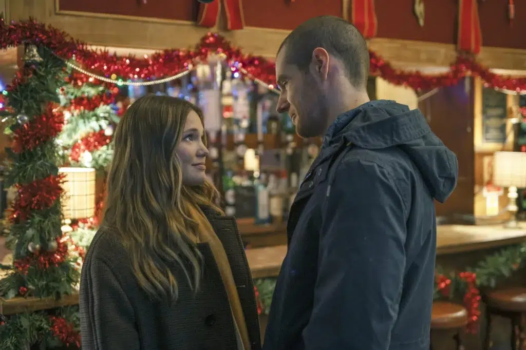 Elenco principal de Jingle Bell Heist da Netflix em foto promocional