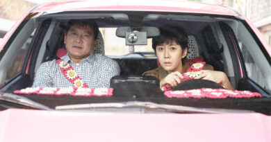 Imagem promocional de Mission Cross 2 Netflix, mostrando o elenco principal em um ambiente urbano de ação