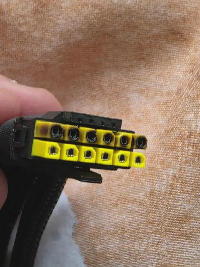 MSI RTX 5090: conector 12V-2×6 derrete em dois casos 3 Foto publicada pelo usuário no Reddit mostrando o conector 12V-2×6 com sinais de derretimento na MSI RTX 5090