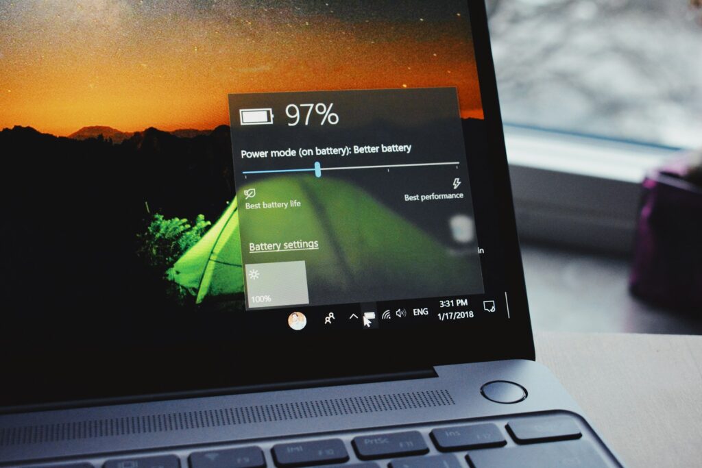 6 sinais para trocar notebook velho em 2025 3 É até possível trocar a bateria de um notebook, mas não é simples (Imagem: Foto de Panos Sakalakis / Unsplash)