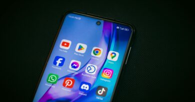Discord confirma vazamento de dados após ataque 3 Logotipo do Discord sobre fundo escuro; notícia de vazamento de dados via fornecedor terceirizado