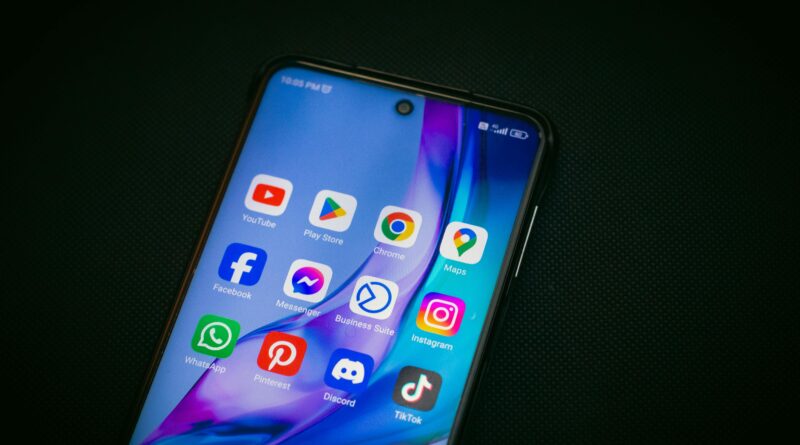 Logotipo do Discord sobre fundo escuro; notícia de vazamento de dados via fornecedor terceirizado