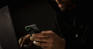 Coreia do Norte: trabalho remoto com identidades falsas, IA e fazendas de notebooks financia programa nuclear