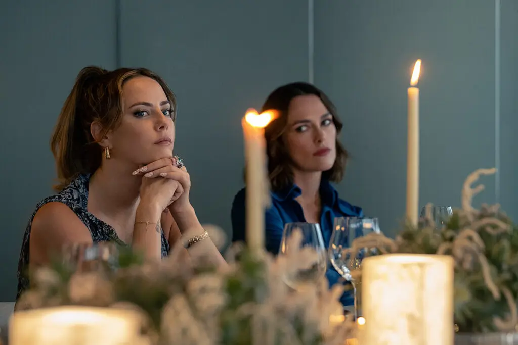 Kaya Scodelario como Grace e Keira Knightley como Lo em A Mulher da Cabine 10