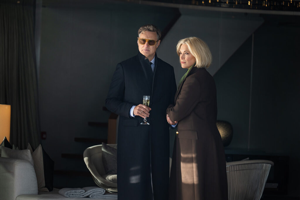 A Mulher da Cabine 10 na Netflix: thriller psicológico 6 David Morrissey como Thomas e Hannah Waddingham como Heidi em cena do filme