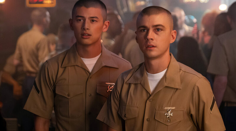 Boots: Miles Heizer e Liam Oh em cena da série da Netflix