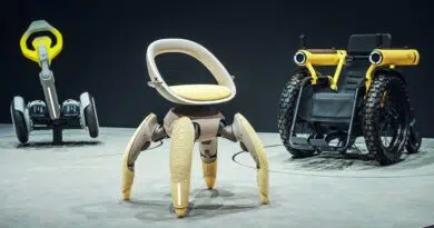 Toyota Walk Me cadeira robótica com pernas articuladas que sobem escadas e se dobram como mala