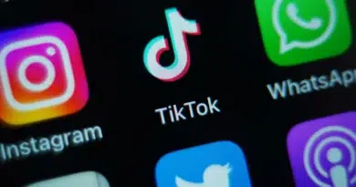 Aplicativo TikTok em tela de smartphone com logo em destaque