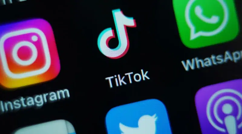 Aplicativo TikTok em tela de smartphone com logo em destaque