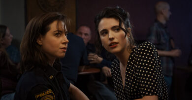 Aubrey Plaza e Margaret Qualley em cena de Honey, Não!, comédia de Ethan Coen