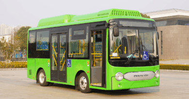 Miniônibus elétrico Ankai OE-6 em teste nas ruas de Curitiba com pintura padrão da frota urbana e design compacto