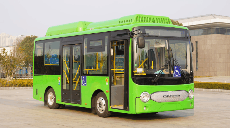 Miniônibus elétrico Ankai OE-6 em teste nas ruas de Curitiba com pintura padrão da frota urbana e design compacto