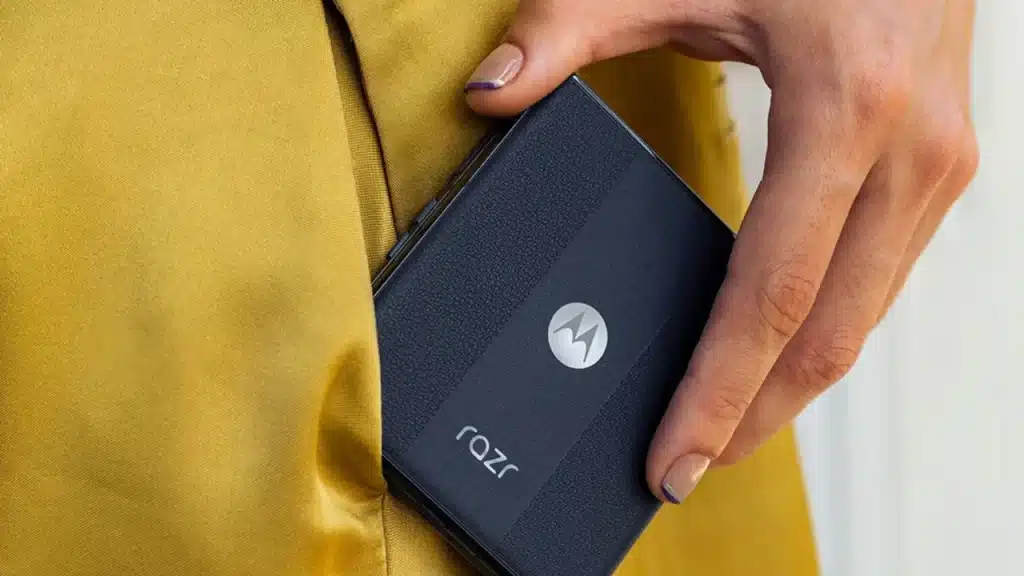 Motorola Razr 60 fechado com tela externa ativada