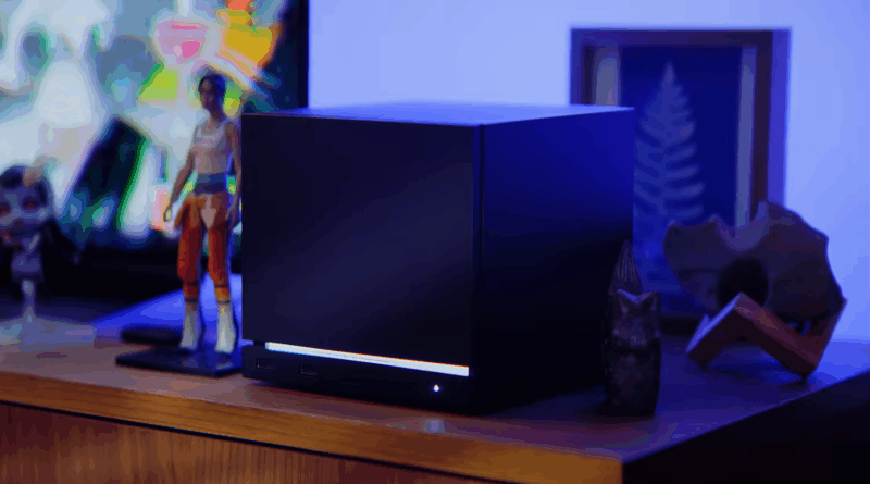 Steam Machine supera 70% dos PCs, diz Valve 2 Steam Machine sobre mesa de madeira com luz branca na base, imagem de divulgação da Valve