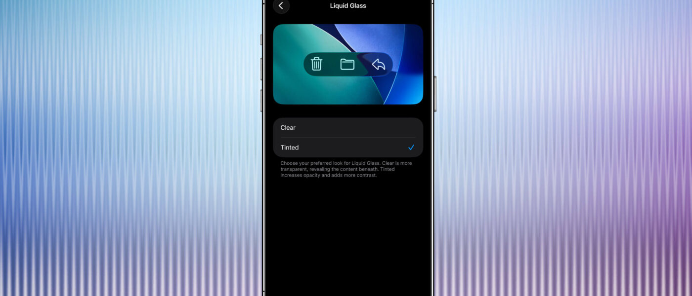 Interface de iPhone com o novo efeito Liquid Glass mais opaco e nítido no iOS 26.1