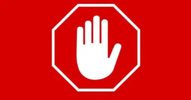 Ilustração com marcas do YouTube e aplicativo de bloqueador de anúncios