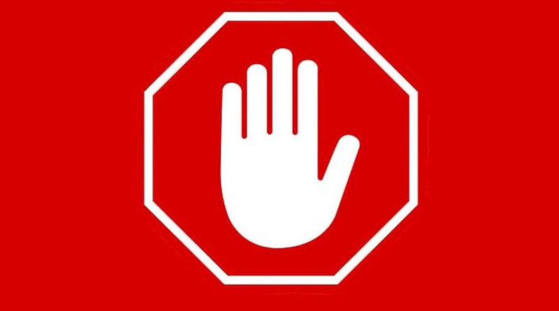 Ilustração com marcas do YouTube e aplicativo de bloqueador de anúncios