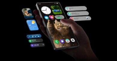 Samsung Galaxy S24 Ultra em mãos, um dos aparelhos afetados pela falha zero-day spyware Landfall