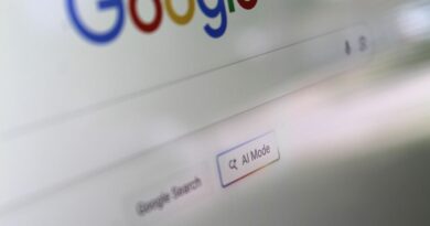 Tela exibindo o botão Modo IA no Google Search mostrado em um monitor.