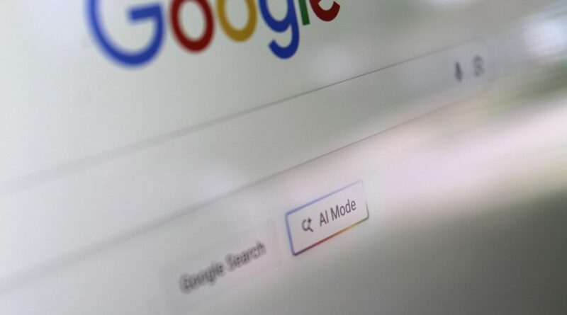 Google estreia seu primeiro anúncio feito com IA 2 Tela exibindo o botão Modo IA no Google Search mostrado em um monitor.