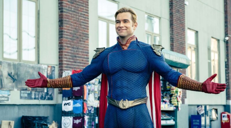 Homelander com os braços abertos em The Boys