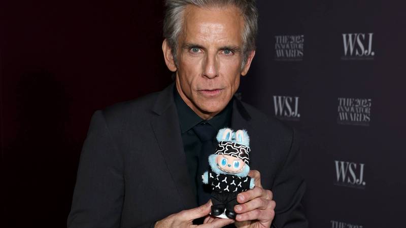 Ator Ben Stiller com um Labubu