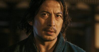 Protagonista de Até o Último Samurai observa o adversário em cena intensa