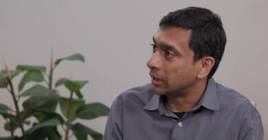 Pavan Davuluri, presidente do Windows, durante apresentação na Microsoft.