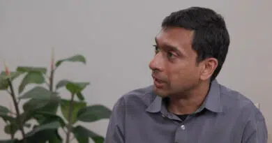 Pavan Davuluri, presidente do Windows, durante apresentação na Microsoft.