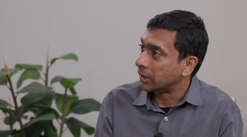 Pavan Davuluri enfrenta críticas após promessa de IA no Windows 11 2 Pavan Davuluri, presidente do Windows, durante apresentação na Microsoft.