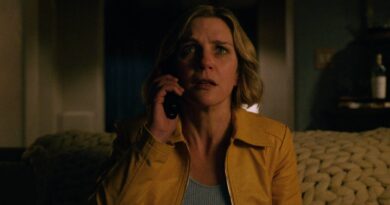 Cena de Carol em Pluribus ao telefone, com expressão de choque