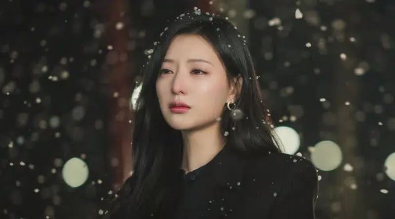 10 K-Dramas Melhores que Queen of Tears 11 Cena de Queen of Tears com Kim Ji-won como Hong Hae-in em K-dramas melhores que Queen of Tears