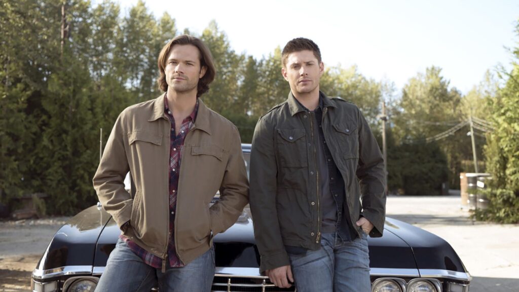 Supernatural chega ao Prime Video e Peacock em dezembro 7 Supernatural chega ao Prime Video: Sam e Dean Winchester com o Impala