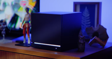 Steam Machine sobre mesa de madeira com luz branca na base, imagem de divulgação da Valve