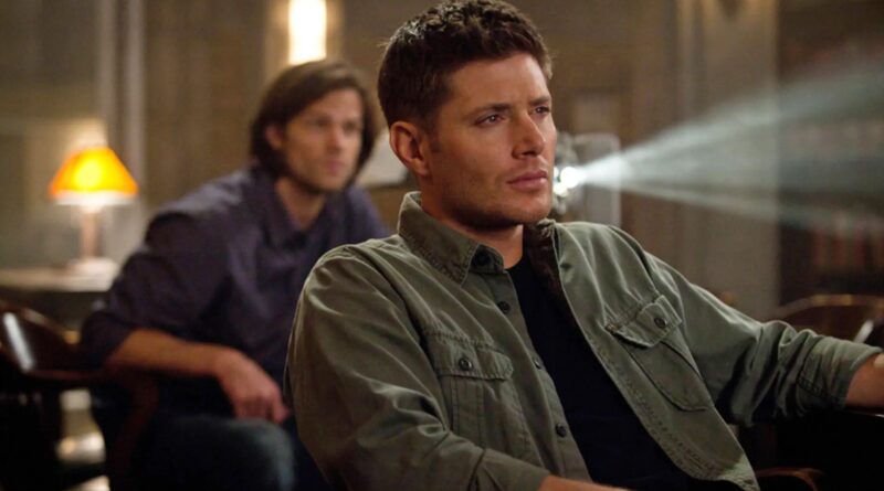 Sam e Dean assistindo a um projetor em Supernatural