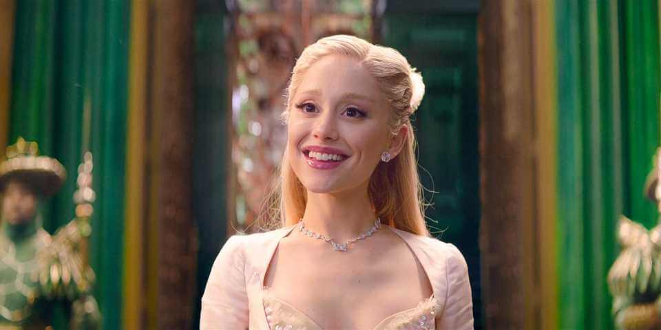 Wicked: For Good – final explicado e o novo poder de Glinda 9 Glinda (Ariana Grande) sorrindo em cena de Wicked: For Good