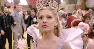 Ariana Grande como Glinda olhando para o horizonte em Wicked: For Good