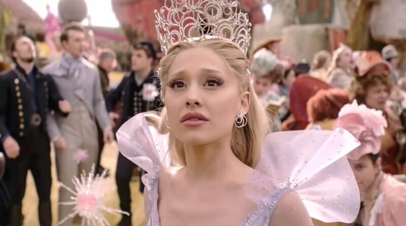 Ariana Grande como Glinda olhando para o horizonte em Wicked: For Good