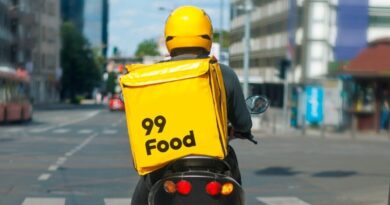 Motociclista com mochila de entrega da 99Food