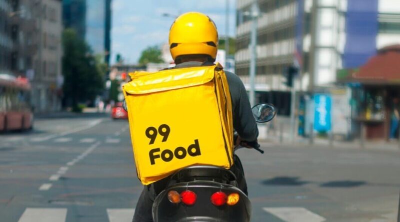 99Food implementa nova taxa e irrita consumidores 3 Motociclista com mochila de entrega da 99Food