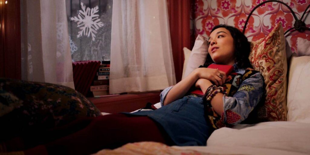 4 Séries Românticas da Netflix que Ninguém Lembra 7 Lily (Midori Francis) deitada lendo em Dash & Lily