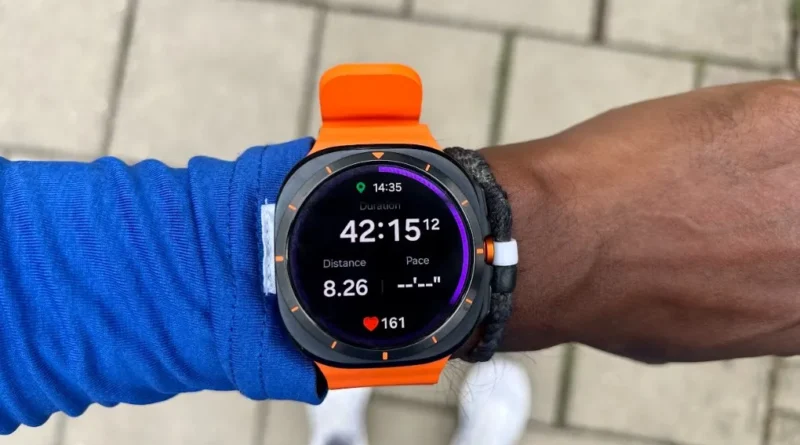 Galaxy Watch Ultra em oferta de Natal com corpo em titânio e tela Super AMOLED