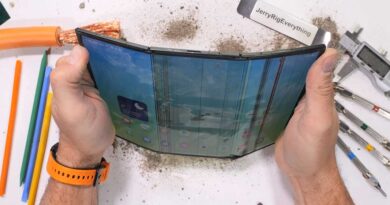 Galaxy Z TriFold em teste de durabilidade mostrando danos na tela após dobra reversa